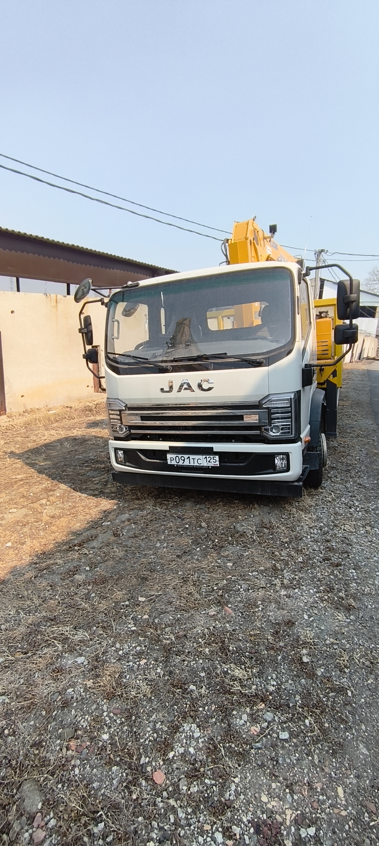 JAC N120 Бортовой с КМУ 438968 — Б/У, 2024 г.