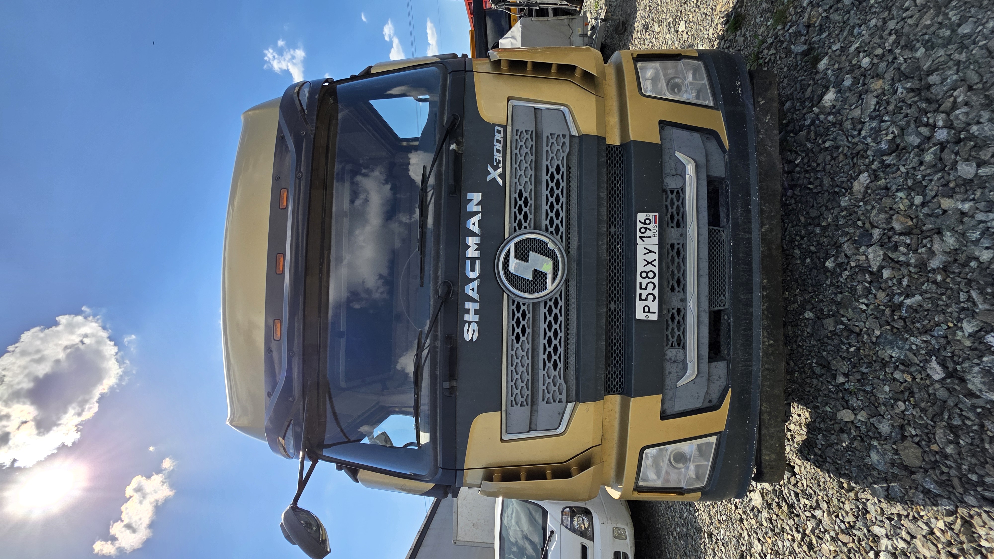 Shacman (Shaanxi) SX 6x4 Седельный тягач SX42584V324 — Б/У, 2022 г.