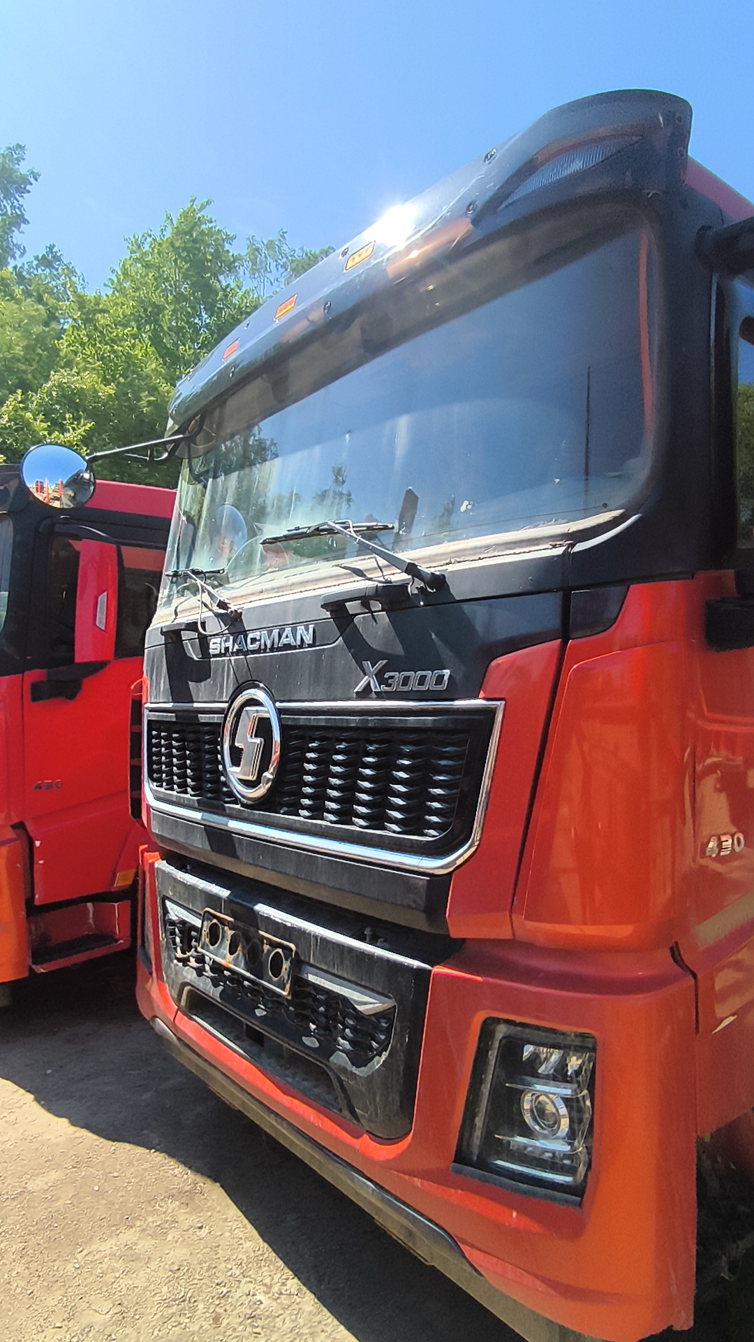 Shacman (Shaanxi) SX 6x6 Седельный тягач SX42586V385 — Б/У, 2023 г.