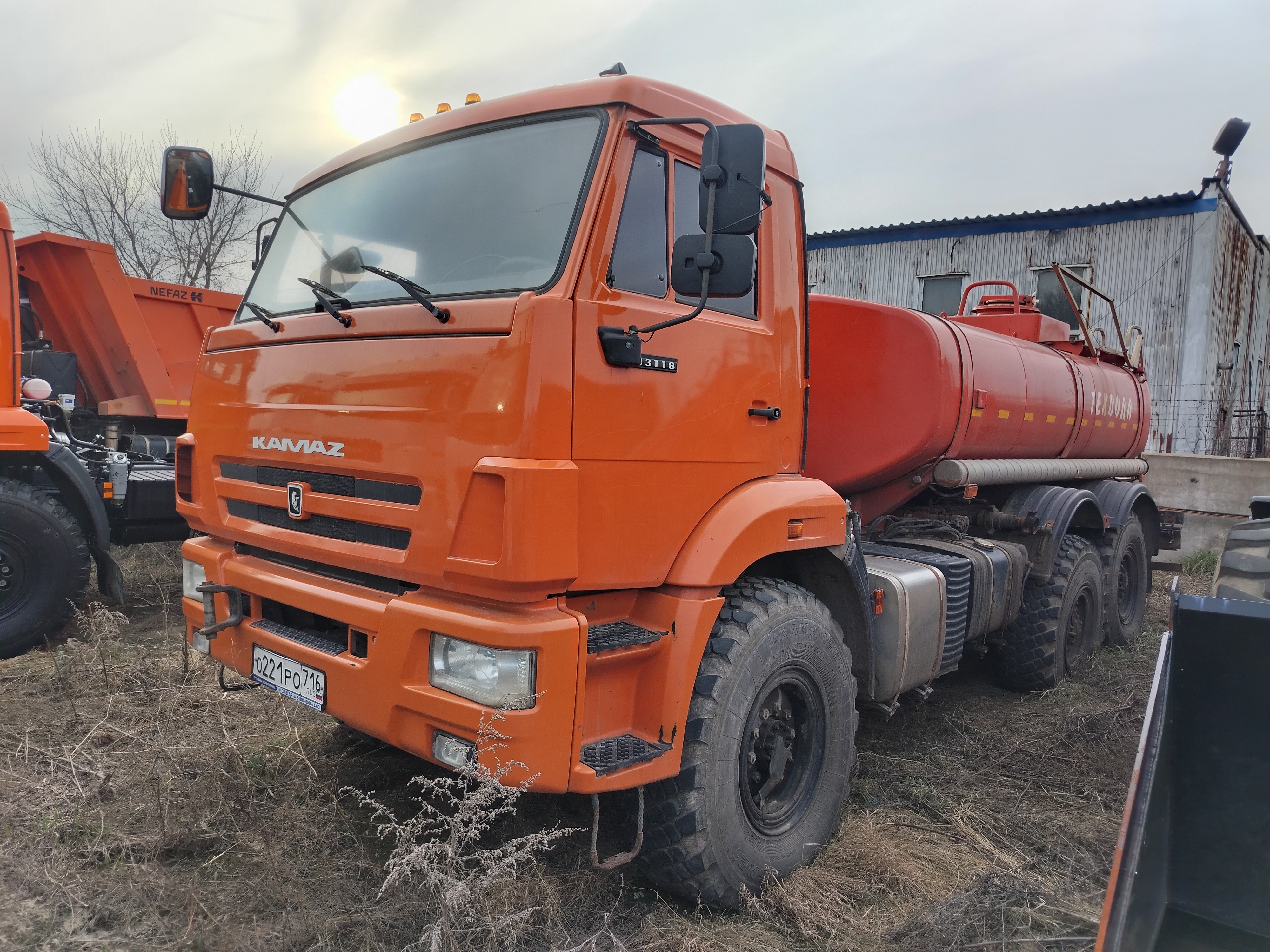 ЗАВОД ПАРОВЫХ УСТАНОВОК ЮНИСТИМ 7088G1-04 на шасси КамАЗ 43118 6x6 Автоцистерна — Б/У, 2022 г.