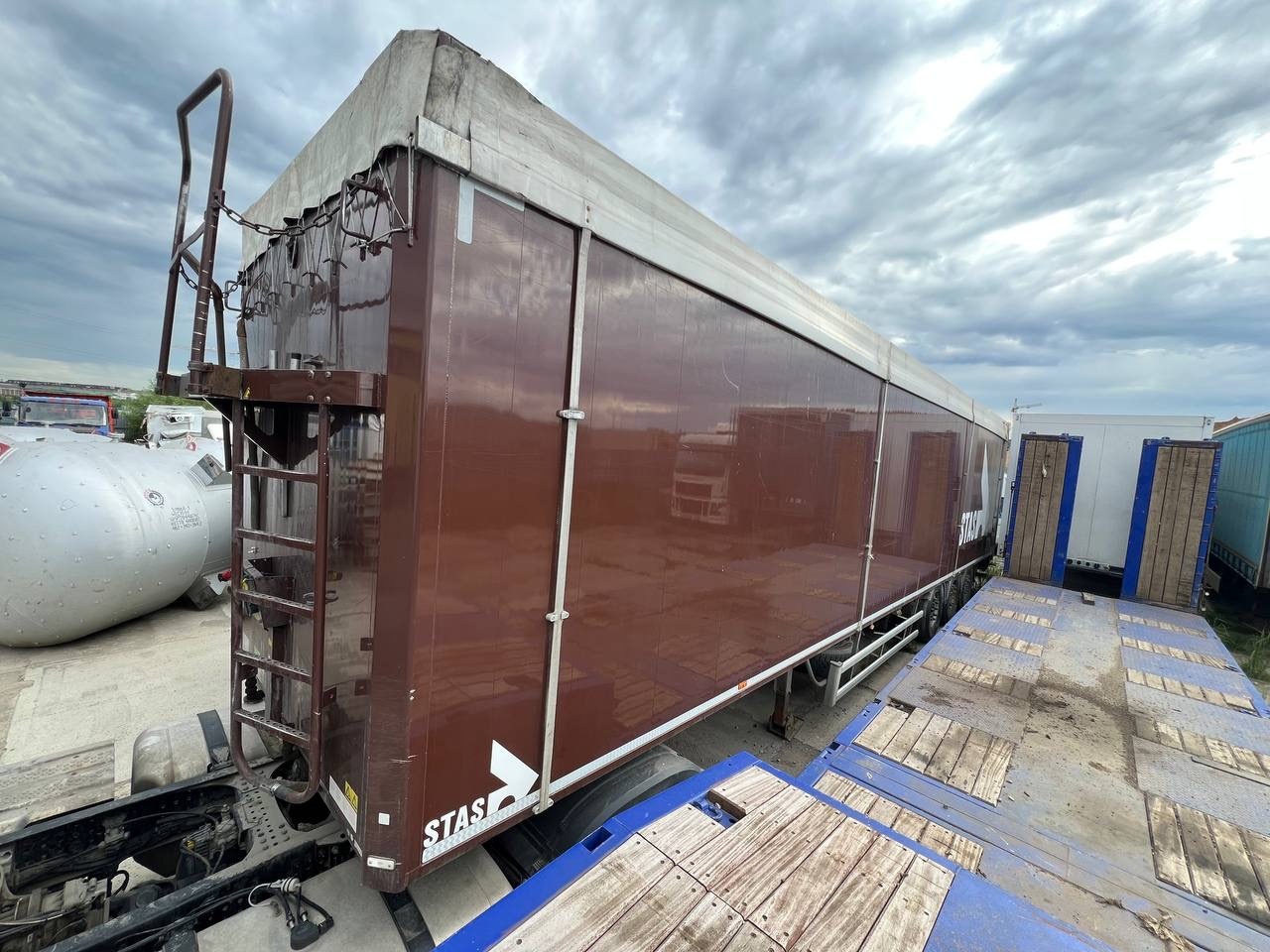 STAS S300ZX Полуприцеп со сдвижным полом — Б/У, 2021 г.