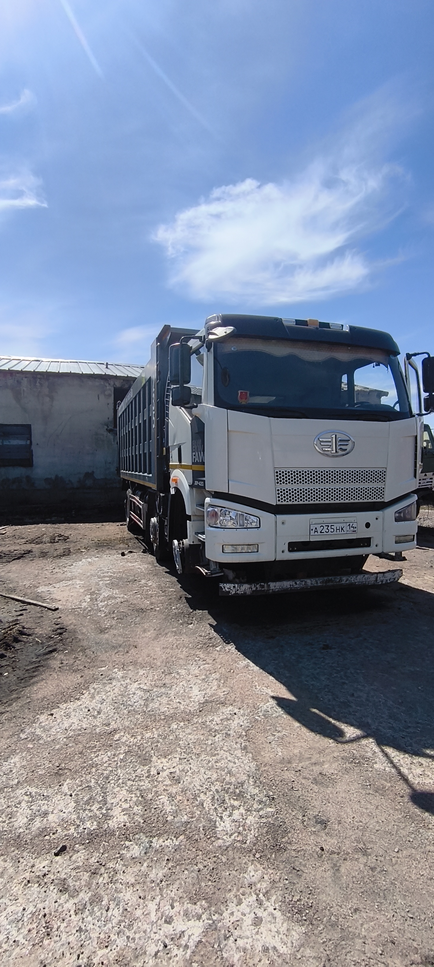 FAW J6 8x4 Самосвал СА3310Р66K24T4E5 — Б/У, 2023 г.