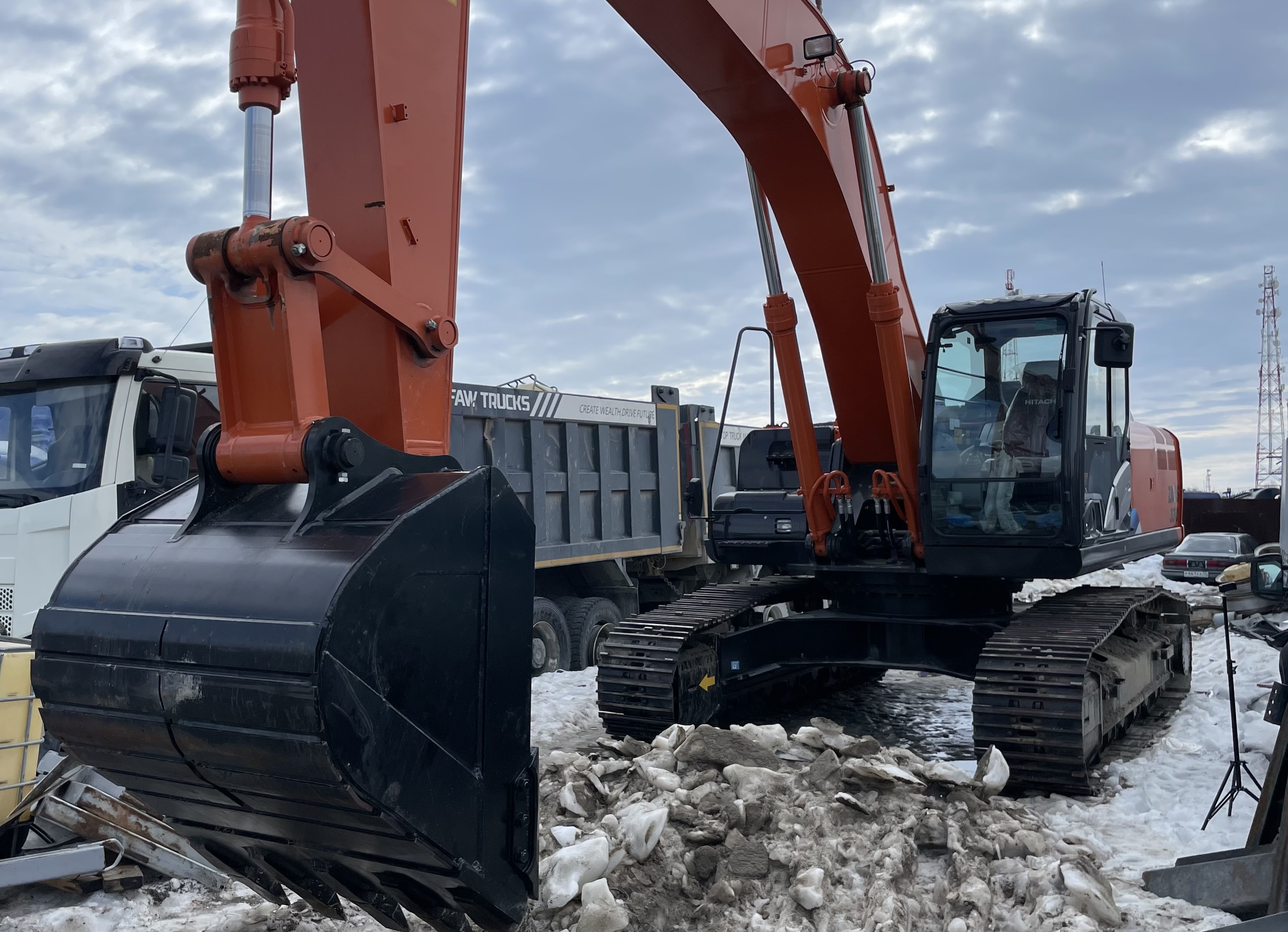 HITACHI ZX330-5A — Б/У, 2023 г.