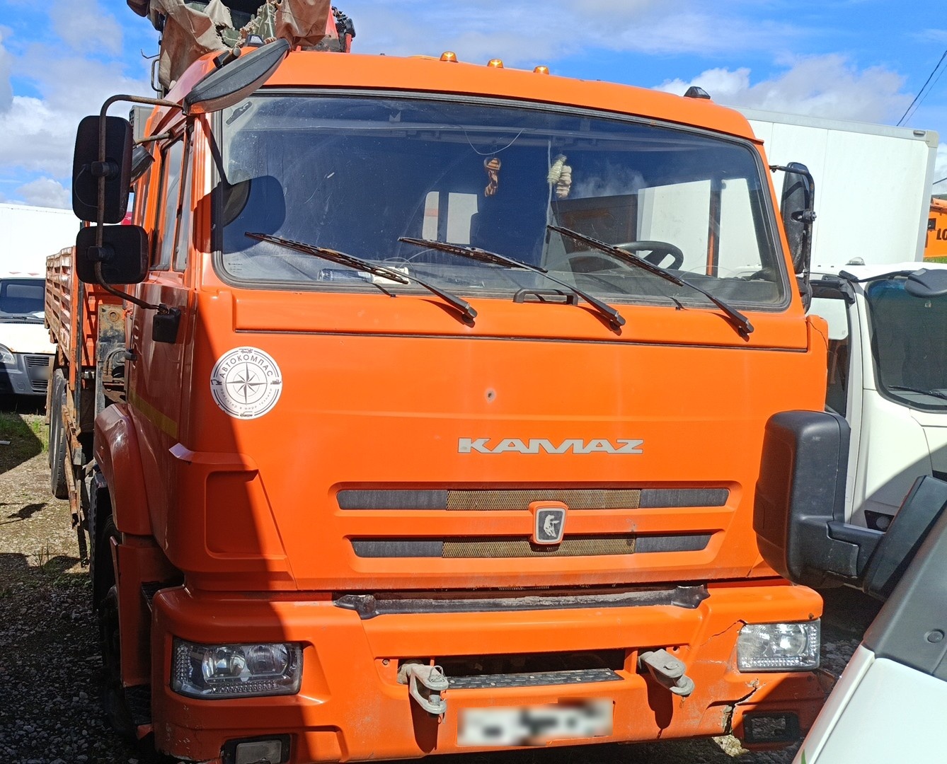 КАМАЗ 65115 6x4 Бортовой с КМУ — Б/У, 2022 г.