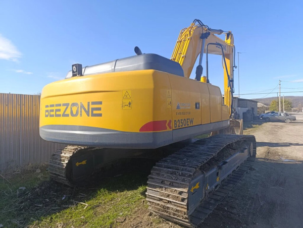 Beezone B250 Экскаватор B250EW — Б/У, 2023 г.