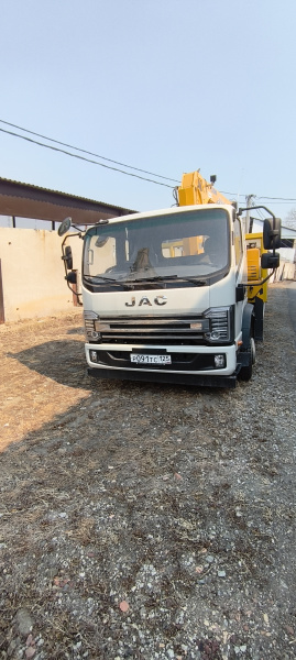 JAC N120 Бортовой с КМУ 438968 — Б/У, 2024 г.