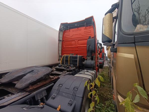 Shacman (Shaanxi) SX 6x4 Седельный тягач SX42584V324 — Б/У, 2022 г.