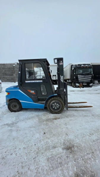 TRF D Вилочный погрузчик D30-3X — Б/У, 2024 г.