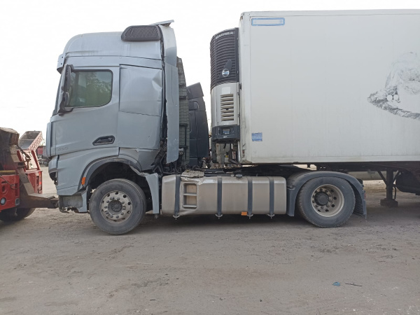 Shacman (Shaanxi) SX 4x2 Седельный тягач SX4188YY381 — Б/У, 2023 г.