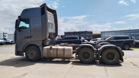 SINOTRUK ZZ 6x4 Седельный тягач ZZ4257V324HF1B — Б/У, 2022 г.