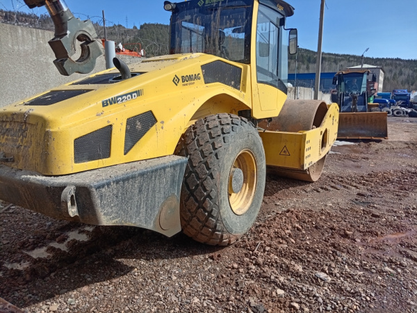 BOMAG BW 220 D-5 — Б/У, 2022 г.