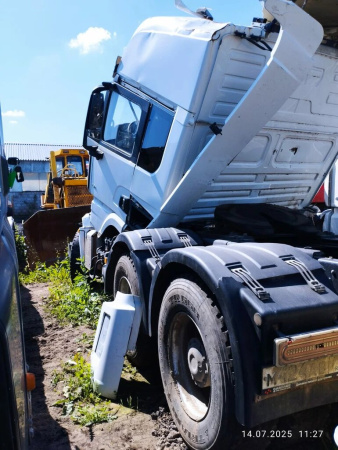 Shacman (Shaanxi) SX 6x4 Седельный тягач SX42584V324 — Б/У, 2023 г.