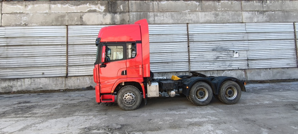 Shacman (Shaanxi) SX 6x4 Седельный тягач SX42584V324 — Б/У, 2023 г.