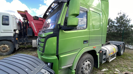 DAYUN CGC4180 4x2 Седельный тягач (Газовый двигатель) — Б/У, 2023 г.