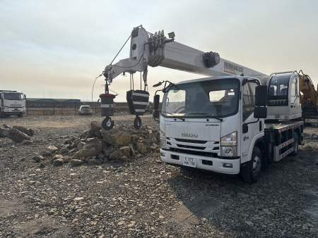 Isuzu ELF 8.3 4x2 Автокран ELF KV100 — Б/У, 2025 г.
