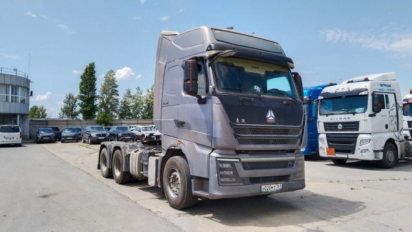 SINOTRUK ZZ 6x4 Седельный тягач ZZ4257V324HF1B — Б/У, 2022 г.