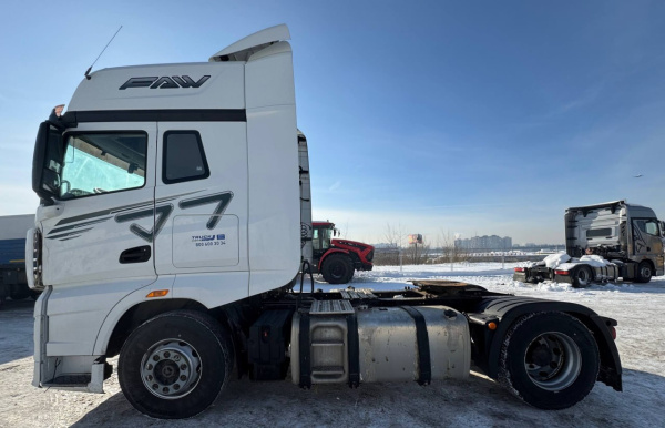 FAW J7 4x2 Седельный тягач CA4180P77K25E5 — Б/У, 2023 г.